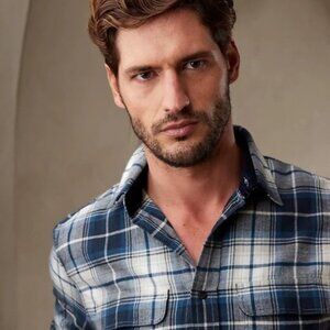 Banana Republic Men's Untucked Button Down Shirt Blue Check Plaid